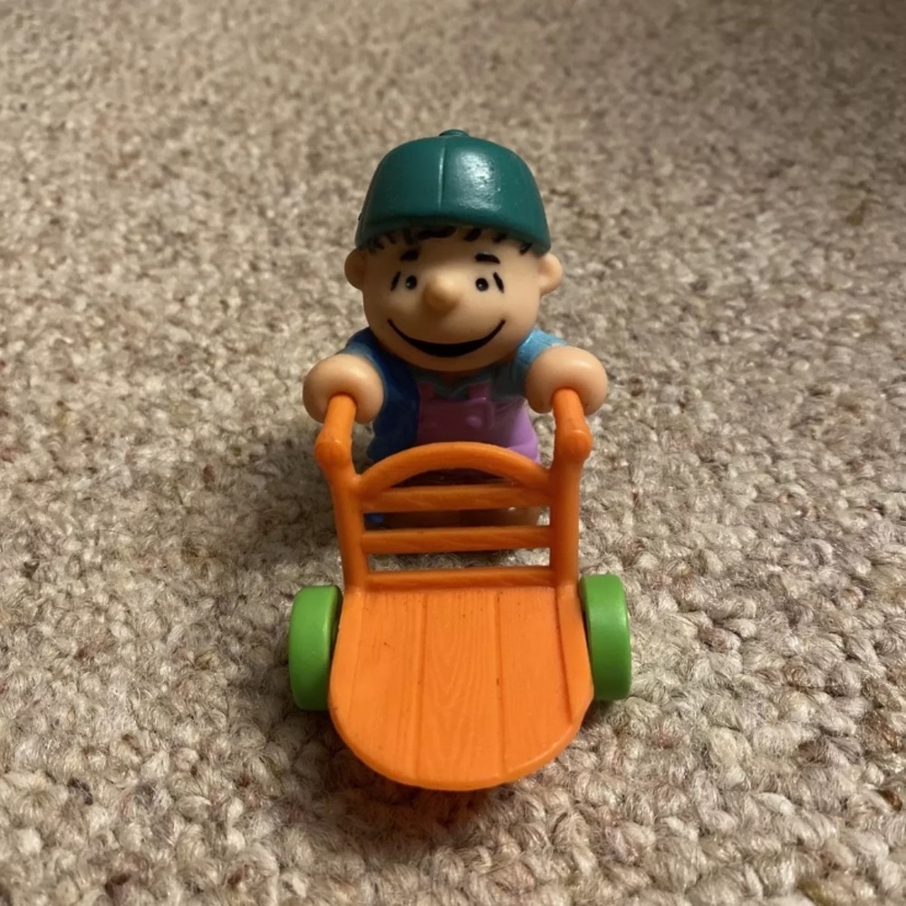 Vintage Peanuts Charlie Brown Plastic Linus Figure Toy Figurine